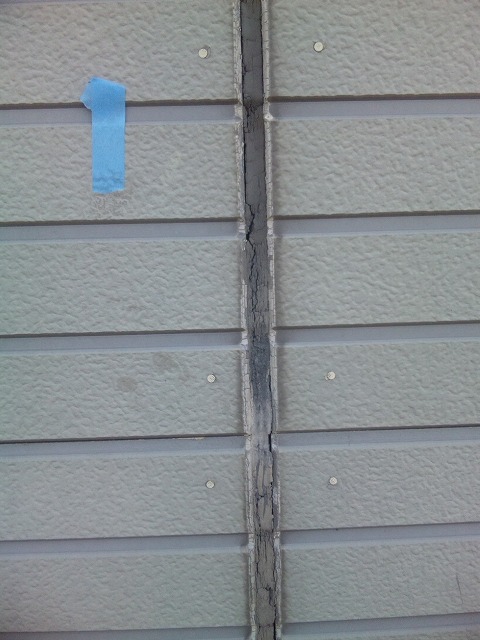 名古屋市天白区で劣化した外壁の目地シーリングの打ち替え工事！隙間があると浸水してしまいます